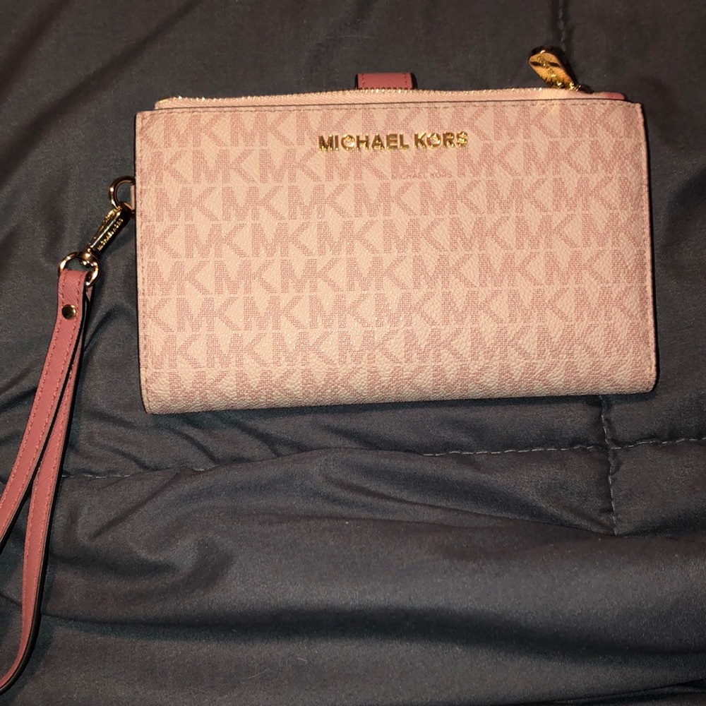 Michael kors wristlet